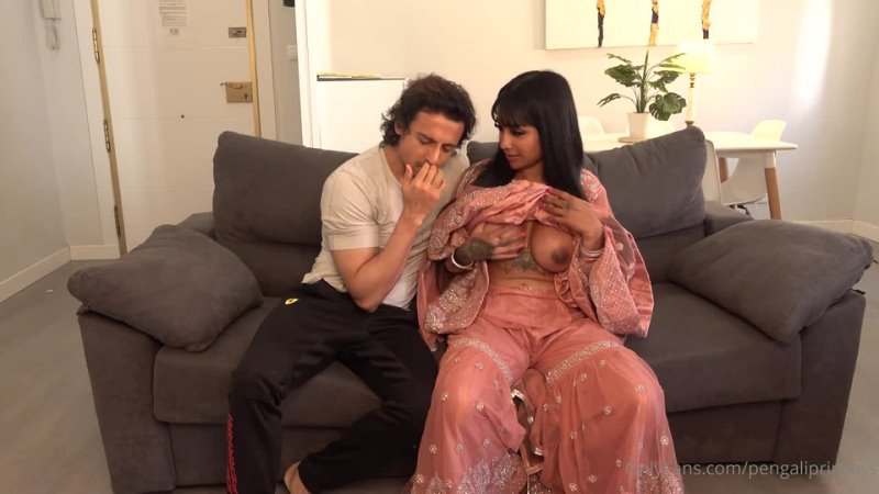 Desi mallu in foreign ground food taste 💦🍓🍑