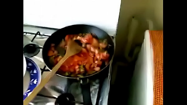 Desi bhabhi sucking while cooking
