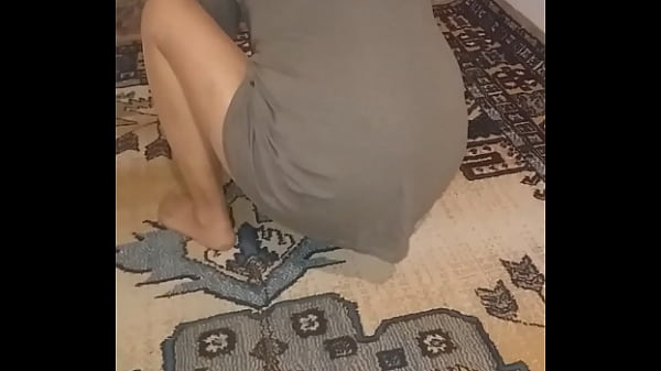 Mature Turkish woman is cleaning the carpet with a sexy tulle sock
