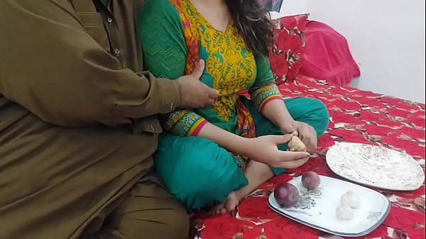 XXX Desi Helping My Stepmom In Cutting Vegetable Than Fucking Her Big Ass, She is Cheating My Stepdaddy Clear Hindi Audio